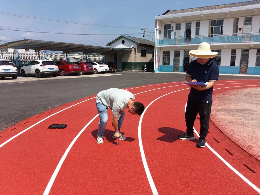 9球体育县检验检测中心：部门联动筑牢学校塑胶跑道质量安全防线(图2)