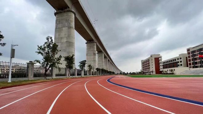 完美体育广东塑胶跑道厂家丨学校的无溶剂全塑型自结纹塑胶跑道能用多久？