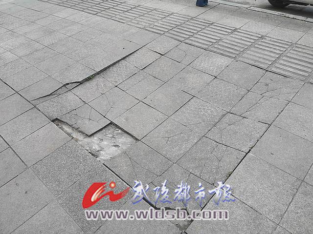 完美体育地砖破损凹陷 市民盼望修复(图1)