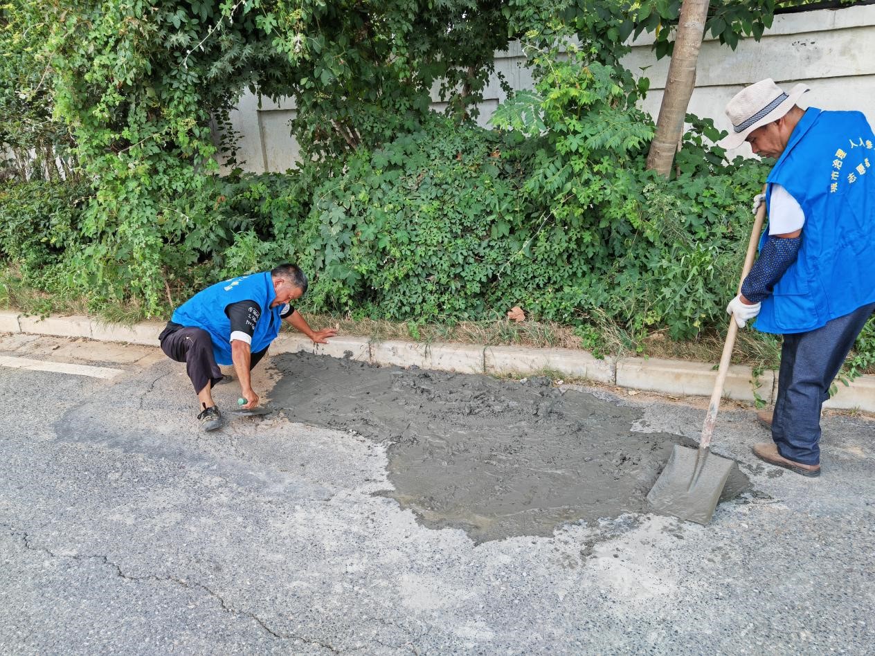 完美体育维修破损路面 改善出行环境